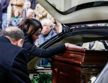 Δεν άντεξε η Κ. Παναγοπούλου στο «τελευταίο αντίο» στον άντρα της (φωτο)